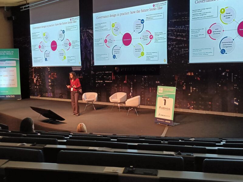 Intervenante présentant une session sur la gouvernance à OCT Europe 2026 à Barcelone, lors d’un événement dédié à l’externalisation des essais cliniques.