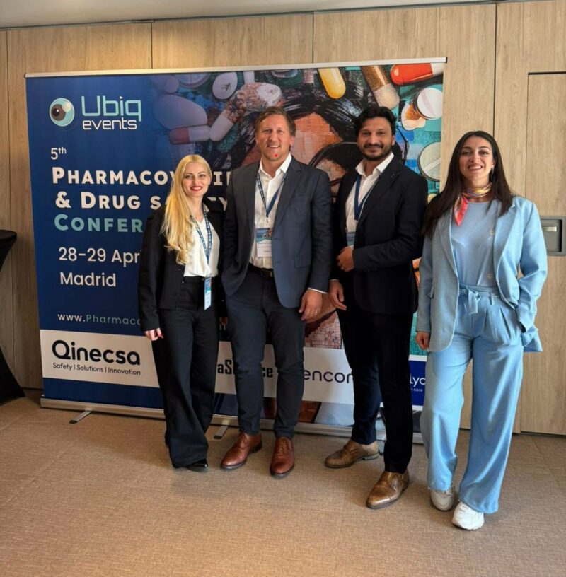 Galina Stamenova, Hector De La Fouchardiere, Stephane Kocev et Panagiota Grypioti lors d’une conférence UBIQ Events sur la pharmacovigilance à Madrid.